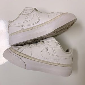 Toddler Nike Tennis Shoe! Velcro Close size 5! Barely worn!